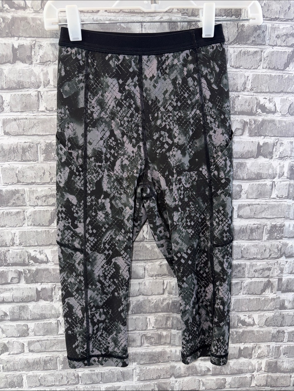 Lululemon Black &‎ Gray Camouflage capri leggings